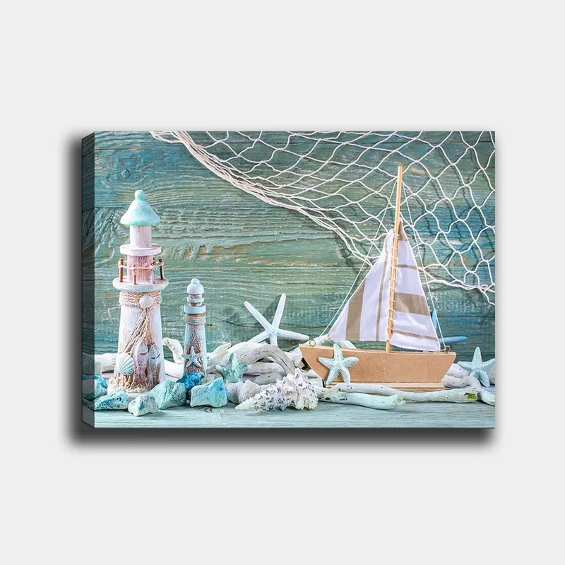 Canvastavla 70x100 cm - Maritim scen med en segelbåt, fyrtorn och sjöstjärnor i en strandmiljö - Blå / Vit / Beige - Inredning - Tavlor & konst - Canvastavlor