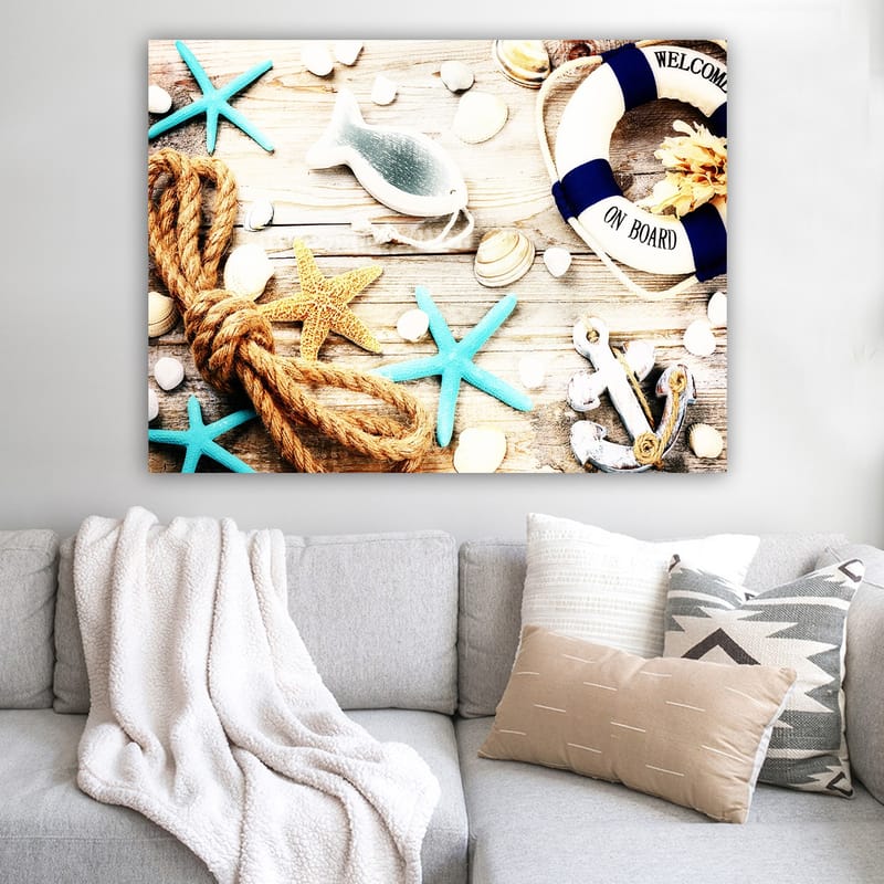 Canvastavla 70x100 cm - Maritim stillhet med sjöstjärnor, snäckor och en livboj som skapar en somrig känsla - Turkos / Beige / Gult - Inredning - Tavlor & konst - Canvastavlor