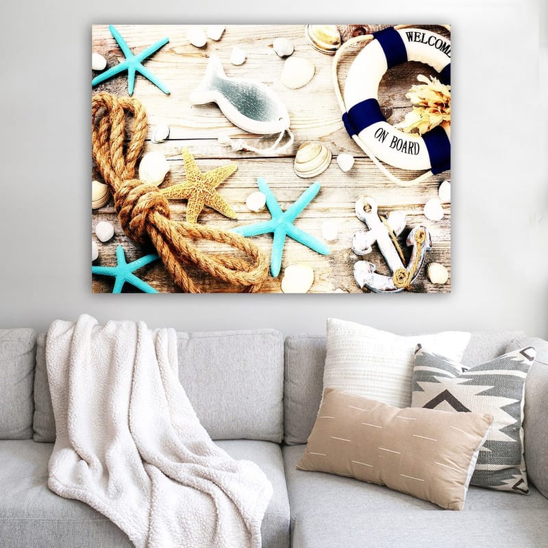 Canvastavla 70x100 cm - Maritim stillhet med sjöstjärnor, snäckor och en livboj som skapar en somrig känsla - Turkos / Beige / Gult - Inredning - Tavlor & konst - Canvastavlor
