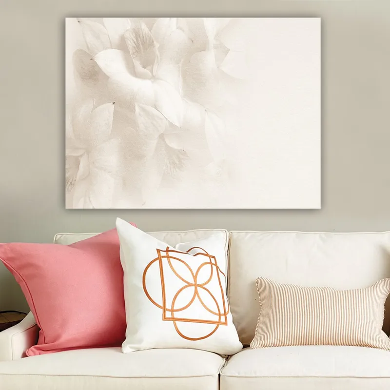 Canvastavla 70x100 cm - Mjuka blommor i subtila nyanser av vitt - Vit / Ljusbeige - Inredning - Tavlor & konst - Canvastavlor