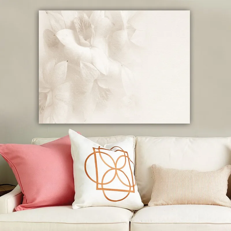 Canvastavla 70x100 cm - Mjuka blommor i subtila nyanser av vitt - Vit / Ljusbeige - Inredning - Tavlor & konst - Canvastavlor