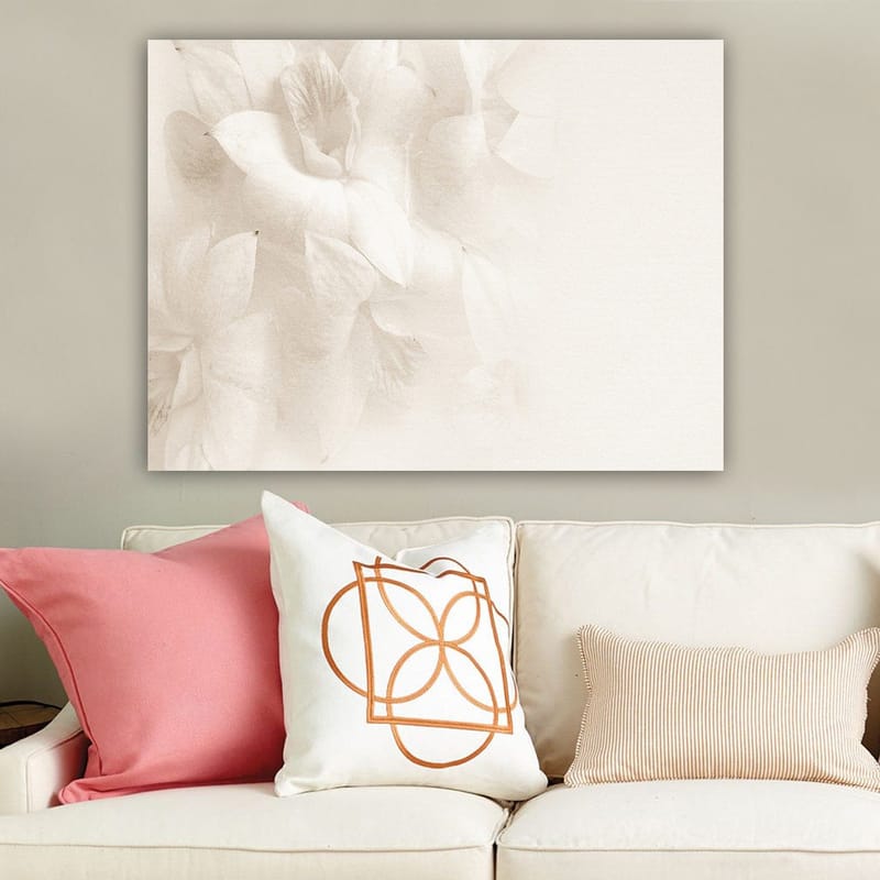 Canvastavla 70x100 cm - Mjuka blommor i subtila nyanser av vitt - Vit / Ljusbeige - Inredning - Tavlor & konst - Canvastavlor