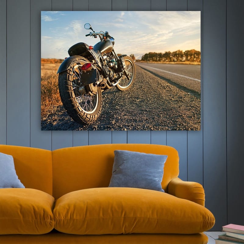 Canvastavla 70x100 cm - Motorcykel som står på en grusväg i solnedgångens ljus - Svart / Orange / Grå - Inredning - Tavlor & konst - Canvastavlor