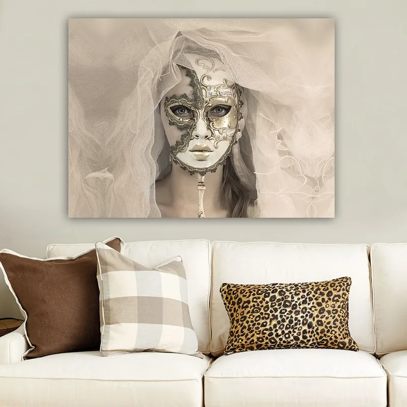 Canvastavla 70x100 cm - Mystisk kvinna med en detaljerad mask och slöja som skapar en drömlik atmosfär - Vit / Guld / Svart - Inredning - Tavlor & konst - Canvastavlor