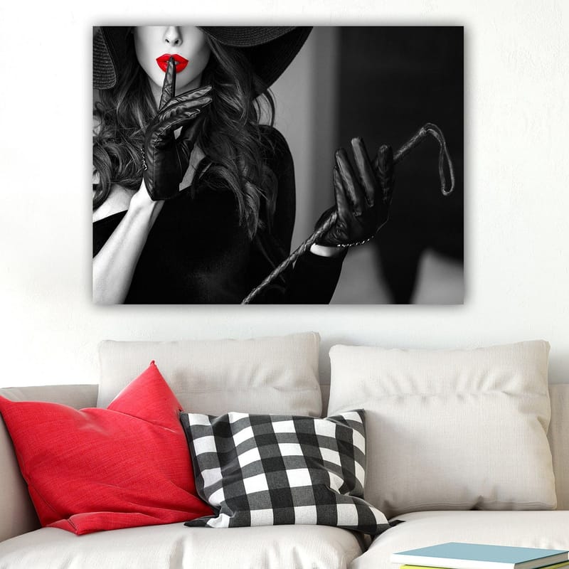 Canvastavla 70x100 cm - Mystisk kvinna med röd läppstift som håller ett finger mot läpparna i en suggestiv pose - Röd / Svart - Inredning - Tavlor & konst - Canvastavlor