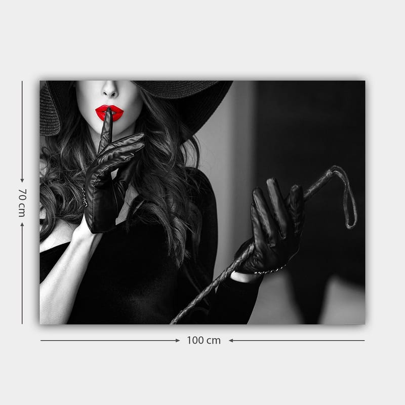 Canvastavla 70x100 cm - Mystisk kvinna med röd läppstift som håller ett finger mot läpparna i en suggestiv pose - Röd / Svart - Inredning - Tavlor & konst - Canvastavlor
