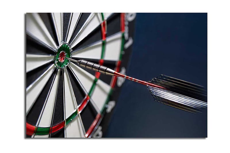 Canvastavla 70x100 cm - Närbild av en darttavla med en pil som träffar mittpunkten, Grön / Röd / Svart