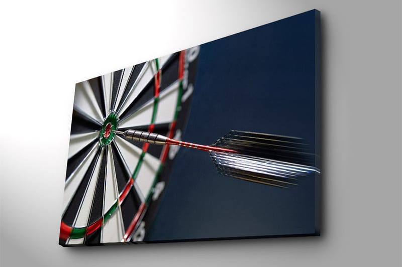 Canvastavla 70x100 cm - Närbild av en darttavla med en pil som träffar mittpunkten - Grön / Röd / Svart - Inredning - Tavlor & konst - Canvastavlor