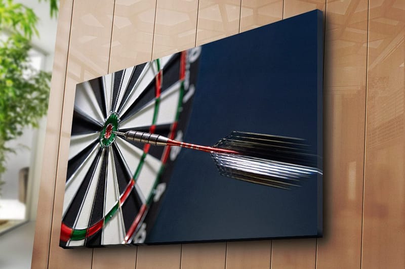 Canvastavla 70x100 cm - Närbild av en darttavla med en pil som träffar mittpunkten - Grön / Röd / Svart - Inredning - Tavlor & konst - Canvastavlor