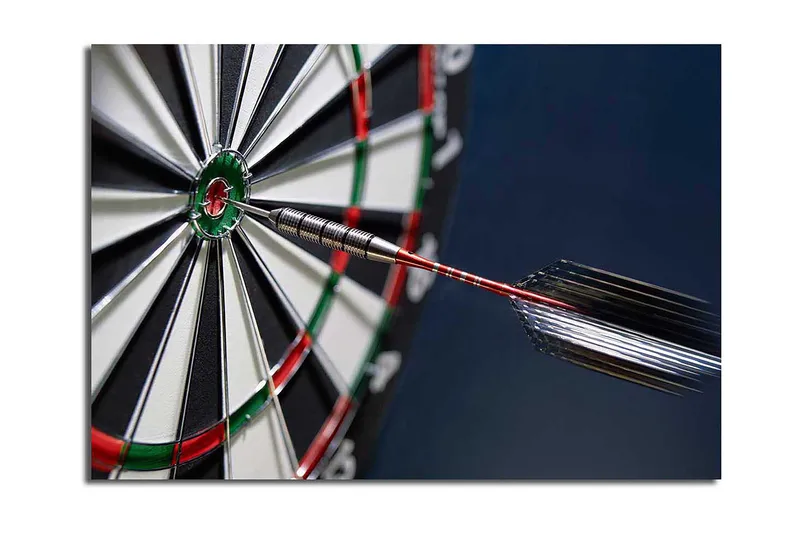 Canvastavla 70x100 cm - Närbild av en darttavla med en pil som träffar mittpunkten, Grön / Röd / Svart