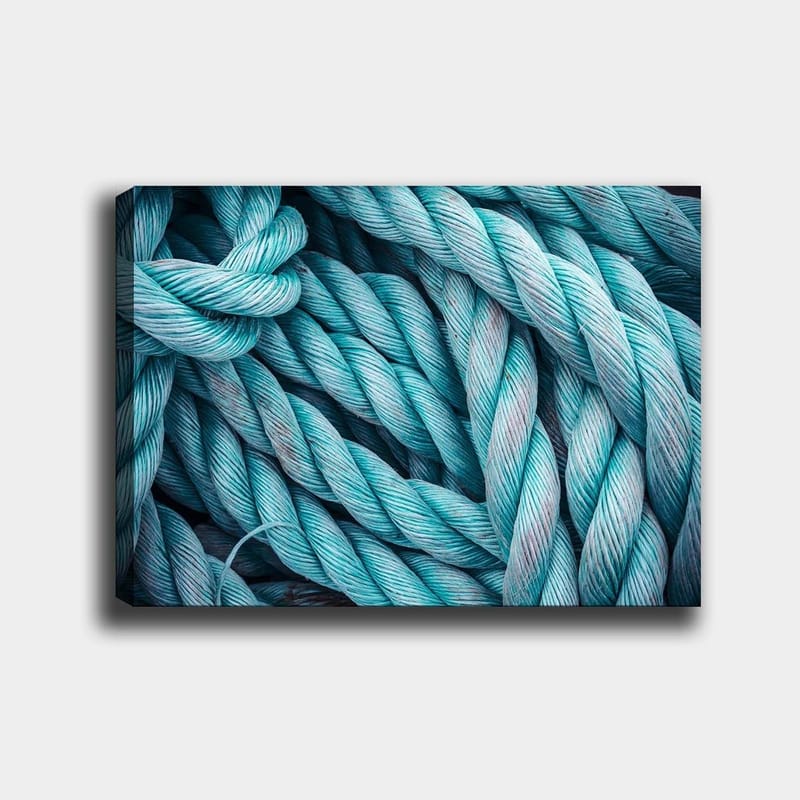 Canvastavla 70x100 cm - Närbild av sammanflätade rep som skapar en dynamisk och texturerad komposition - Turkos / Ljusblå - Inredning - Tavlor & konst - Canvastavlor