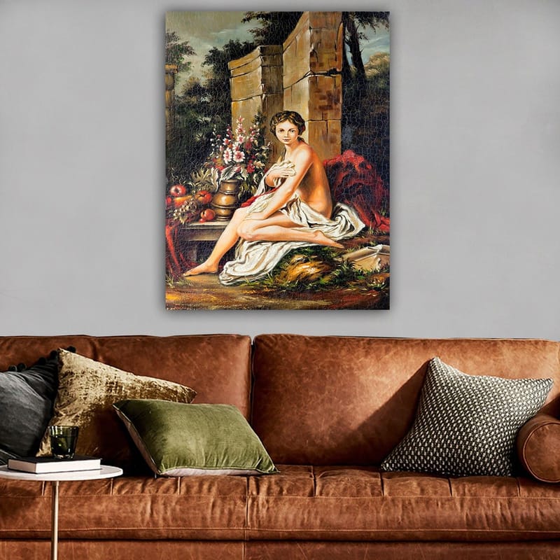 Canvastavla 70x100 cm - Naken kvinna sitter med en vit drapering, omgiven av blommor och frukter i en naturskön miljö - Röd / Grön / Beige - Inredning - Tavlor & konst - Canvastavlor