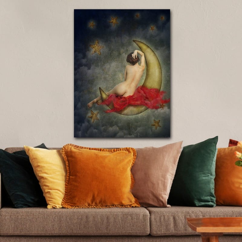 Canvastavla 70x100 cm - Naken kvinna sitter på en halvmåne omgiven av stjärnor och moln - Guld / Röd / Beige - Inredning - Tavlor & konst - Canvastavlor