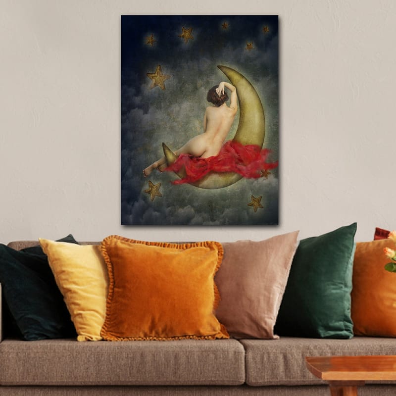 Canvastavla 70x100 cm - Naken kvinna sitter på en halvmåne omgiven av stjärnor och moln - Guld / Röd / Beige - Inredning - Tavlor & konst - Canvastavlor