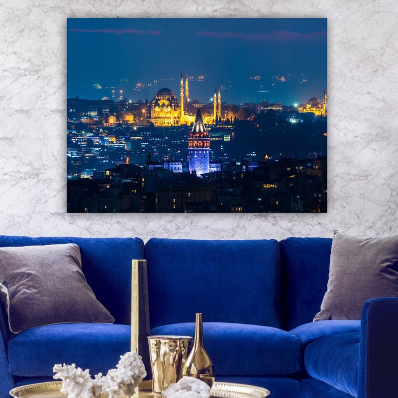 Canvastavla 70x100 cm - Nattvy över Istanbul med framträdande historiska byggnader och ljus som lyser upp staden - Mörkblå / Guld / Lila - Inredning - Tavlor & konst - Canvastavlor