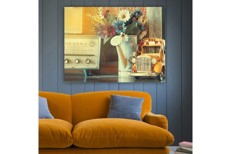 Canvastavla 70x100 cm - Nostalgisk stillhet med en gammaldags radio, en vattenkanna och en leksaksbil i en charmig inredning - Gult / Blått / Vitt - Inredning - Tavlor & konst - Canvastavlor