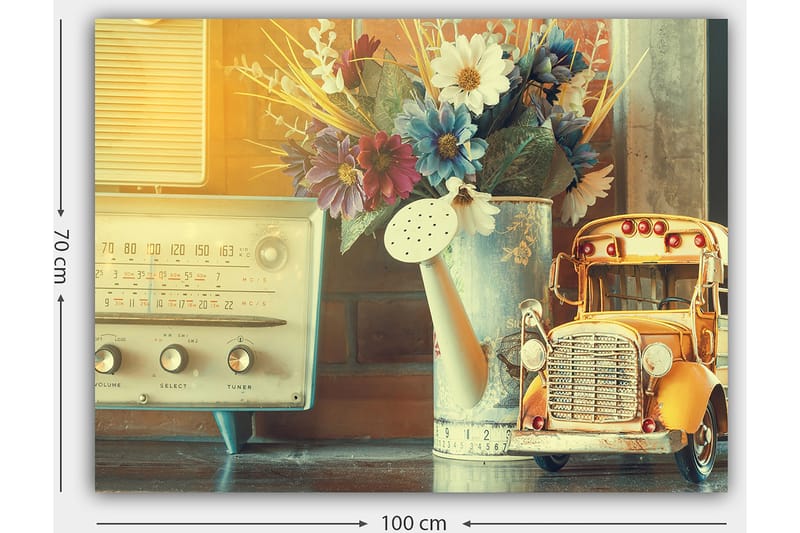 Canvastavla 70x100 cm - Nostalgisk stillhet med en gammaldags radio, en vattenkanna och en leksaksbil i en charmig inredning - Gult / Blått / Vitt - Inredning - Tavlor & konst - Canvastavlor