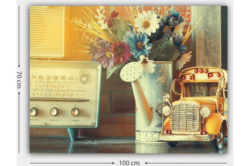 Canvastavla 70x100 cm - Nostalgisk stillhet med en gammaldags radio, en vattenkanna och en leksaksbil i en charmig inredning - Gult / Blått / Vitt - Inredning - Tavlor & konst - Canvastavlor