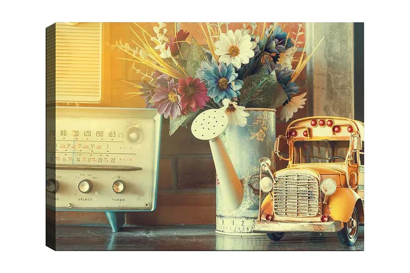 Canvastavla 70x100 cm - Nostalgisk stillhet med en gammaldags radio, en vattenkanna och en leksaksbil i en charmig inredning, Gult / Blått / Vitt