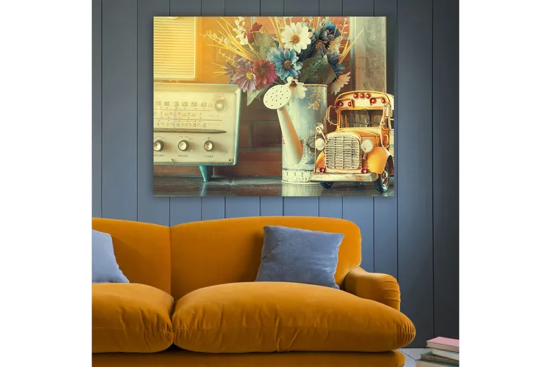Canvastavla 70x100 cm - Nostalgisk stillhet med en gammaldags radio, en vattenkanna och en leksaksbil i en charmig inredning - Gult / Blått / Vitt - Inredning - Tavlor & konst - Canvastavlor