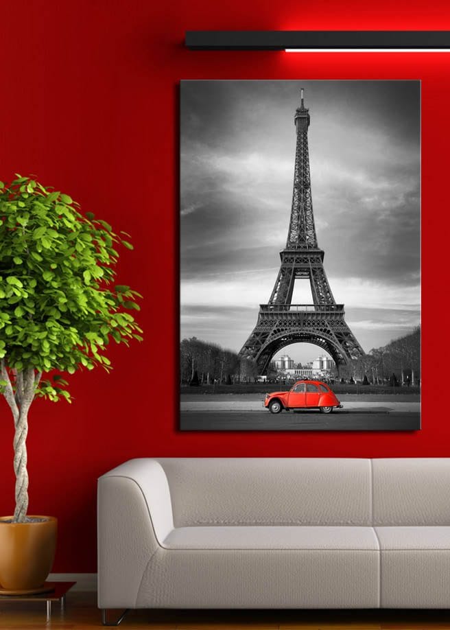 Canvastavla 70x100 cm - Röd bil framför Eiffeltornet i svartvitt - Röd / Svart / Grå - Inredning - Tavlor & konst - Canvastavlor