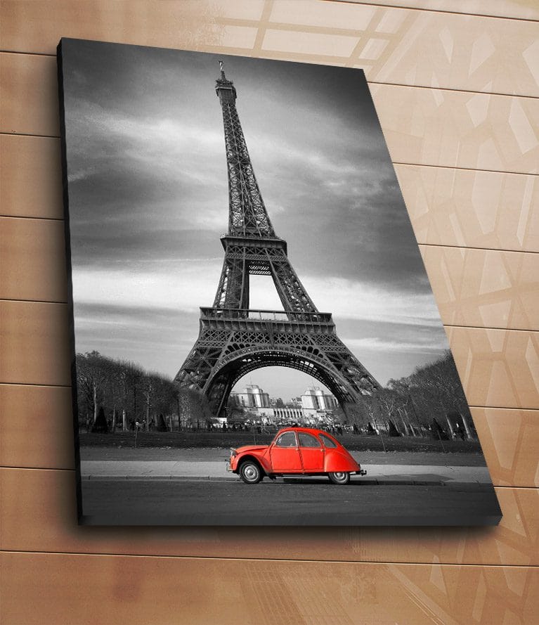 Canvastavla 70x100 cm - Röd bil framför Eiffeltornet i svartvitt - Röd / Svart / Grå - Inredning - Tavlor & konst - Canvastavlor