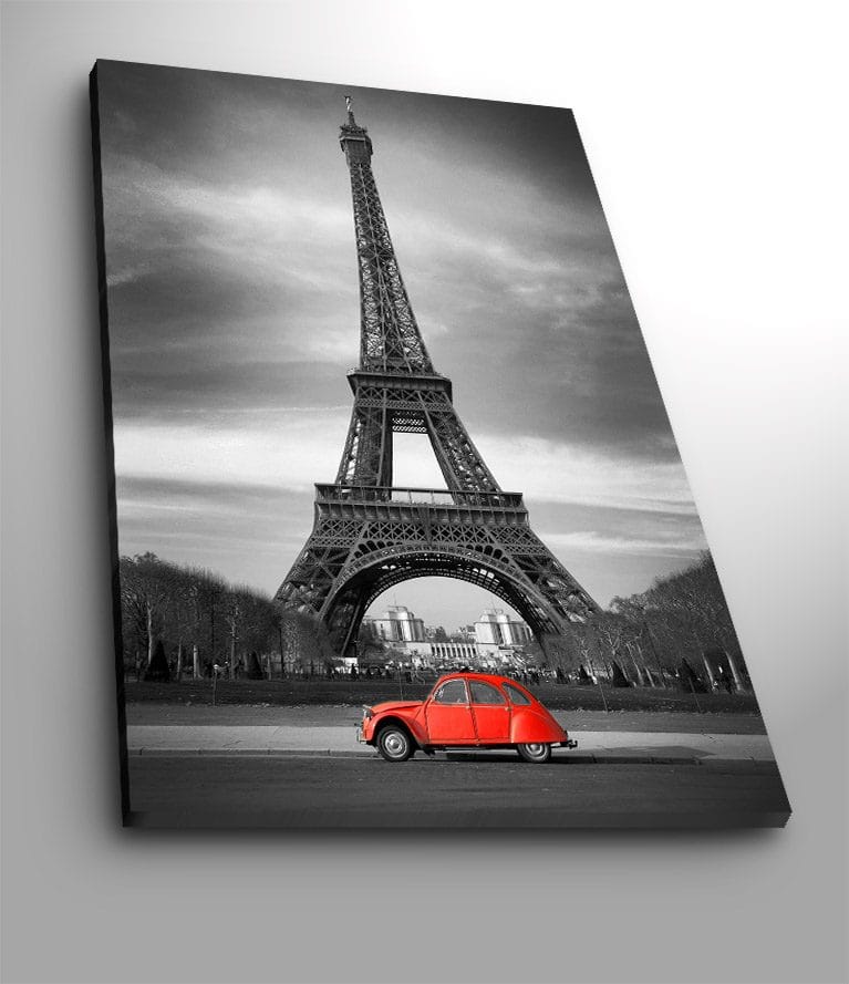 Canvastavla 70x100 cm - Röd bil framför Eiffeltornet i svartvitt - Röd / Svart / Grå - Inredning - Tavlor & konst - Canvastavlor