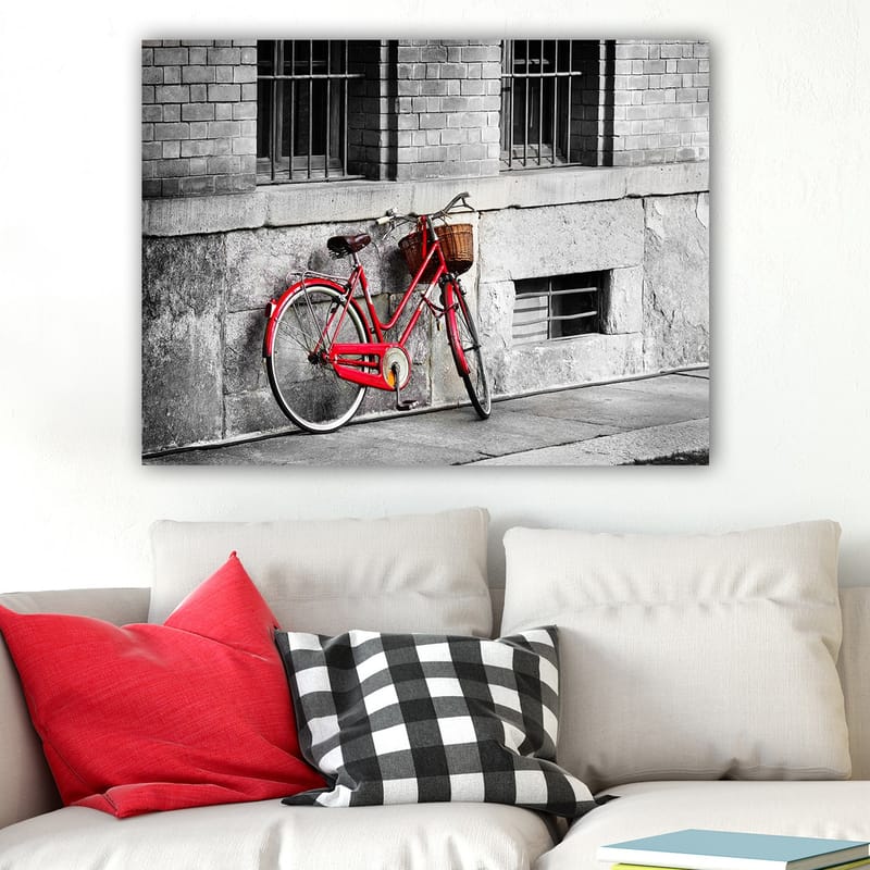Canvastavla 70x100 cm - Röd cykel lutad mot en grå vägg i en urban miljö - Röd / Grå - Inredning - Tavlor & konst - Canvastavlor