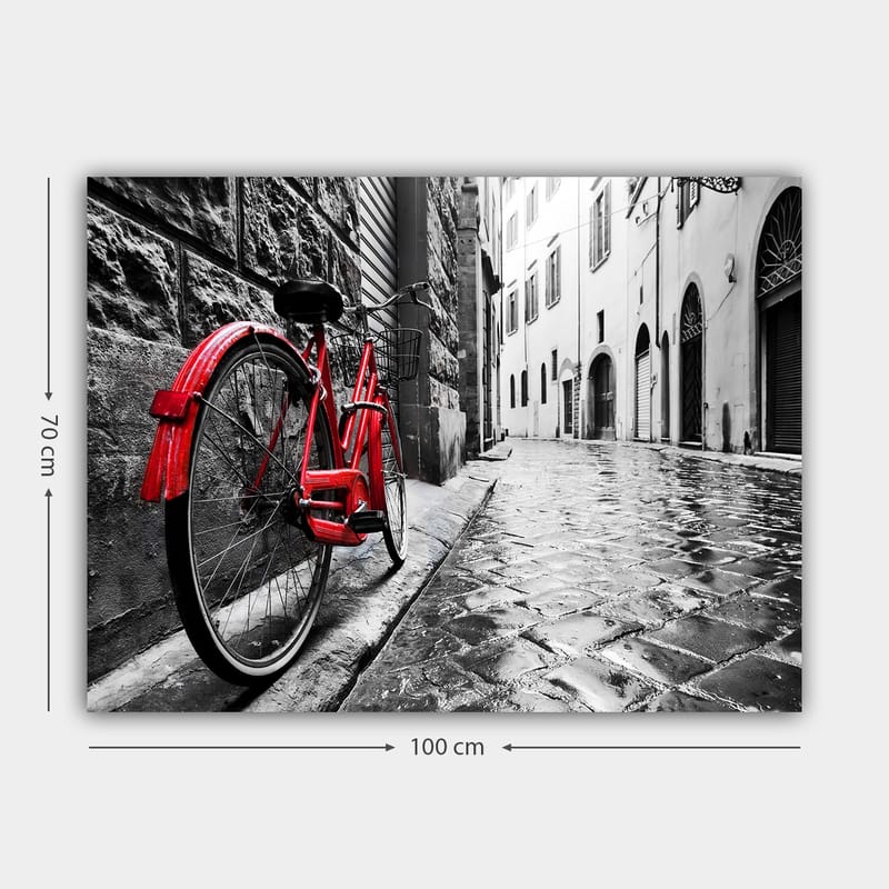 Canvastavla 70x100 cm - Röd cykel står lutad mot en vägg i en svartvit stadsmiljö - Röd / Svart / Grå - Inredning - Tavlor & konst - Canvastavlor