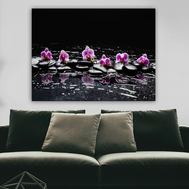 Canvastavla 70x100 cm - Rad av lila orkidéer som vilar på svarta stenar med reflektioner i vatten - Lila / Svart - Inredning - Tavlor & konst - Canvastavlor
