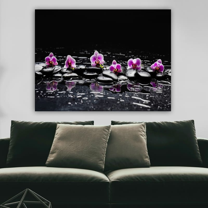 Canvastavla 70x100 cm - Rad av lila orkidéer som vilar på svarta stenar med reflektioner i vatten - Lila / Svart - Inredning - Tavlor & konst - Canvastavlor