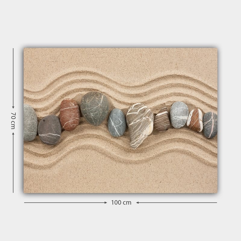 Canvastavla 70x100 cm - Rad av släta stenar placerade på en sandig yta med vågiga mönster - Sandbeige / Grå / Rödbrun - Inredning - Tavlor & konst - Canvastavlor