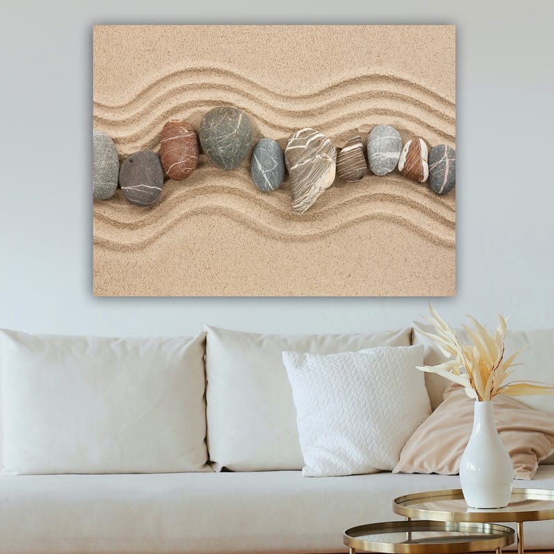 Canvastavla 70x100 cm - Rad av släta stenar placerade på en sandig yta med vågiga mönster - Sandbeige / Grå / Rödbrun - Inredning - Tavlor & konst - Canvastavlor