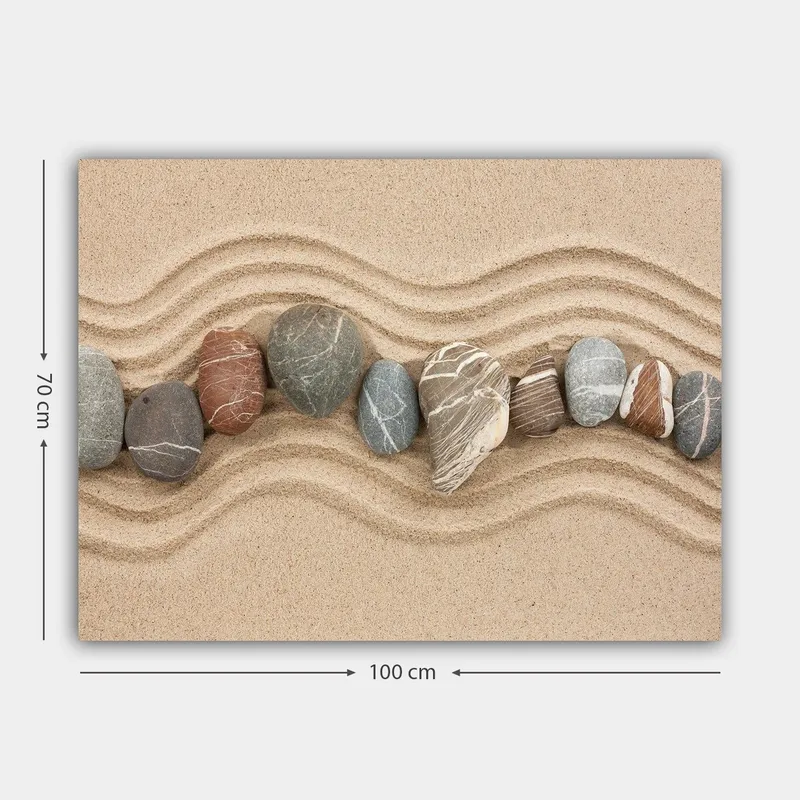 Canvastavla 70x100 cm - Rad av släta stenar placerade på en sandig yta med vågiga mönster - Sandbeige / Grå / Rödbrun - Inredning - Tavlor & konst - Canvastavlor