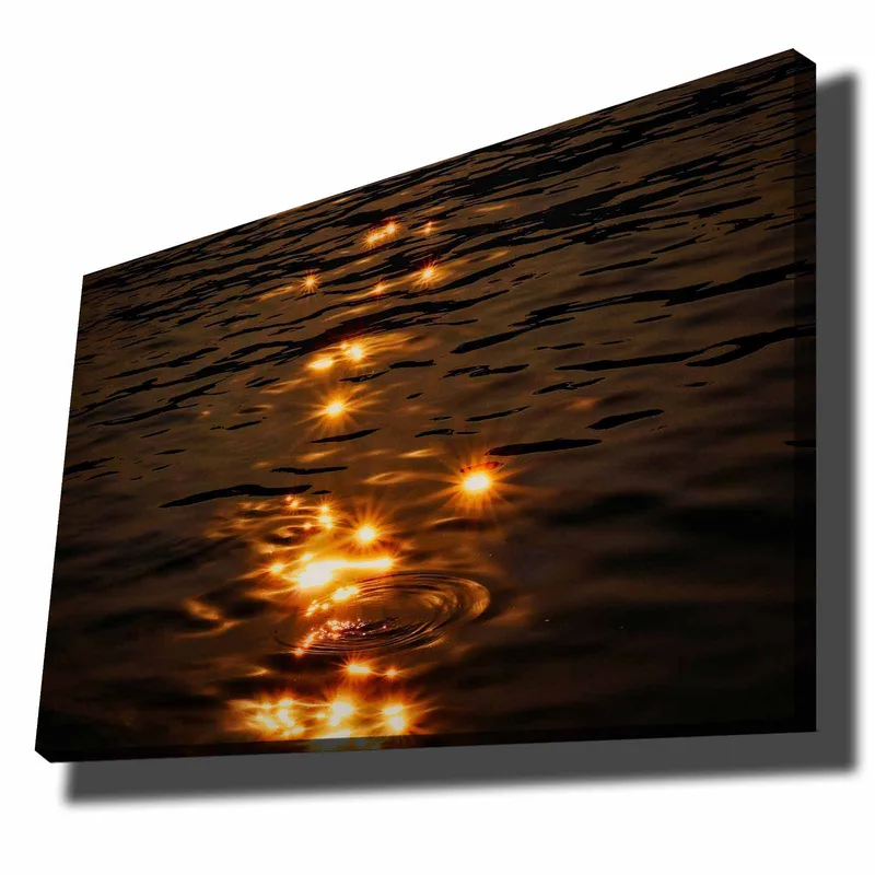 Canvastavla 70x100 cm - Reflektioner av solens ljus på en stilla vattenyta - Guld / Mörkbrun - Inredning - Tavlor & konst - Canvastavlor