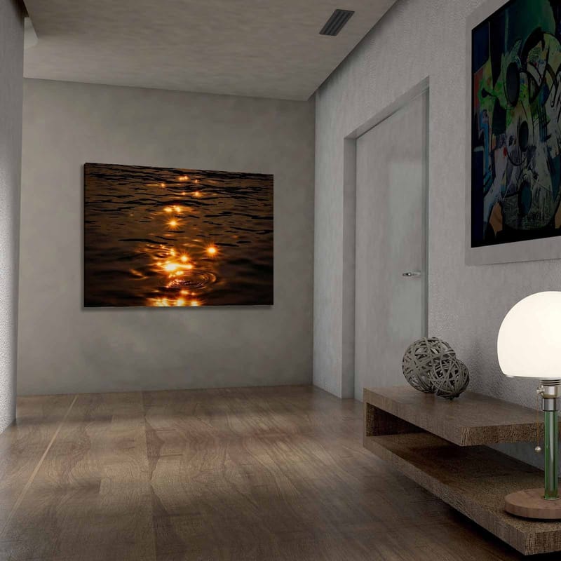 Canvastavla 70x100 cm - Reflektioner av solens ljus på en stilla vattenyta - Guld / Mörkbrun - Inredning - Tavlor & konst - Canvastavlor