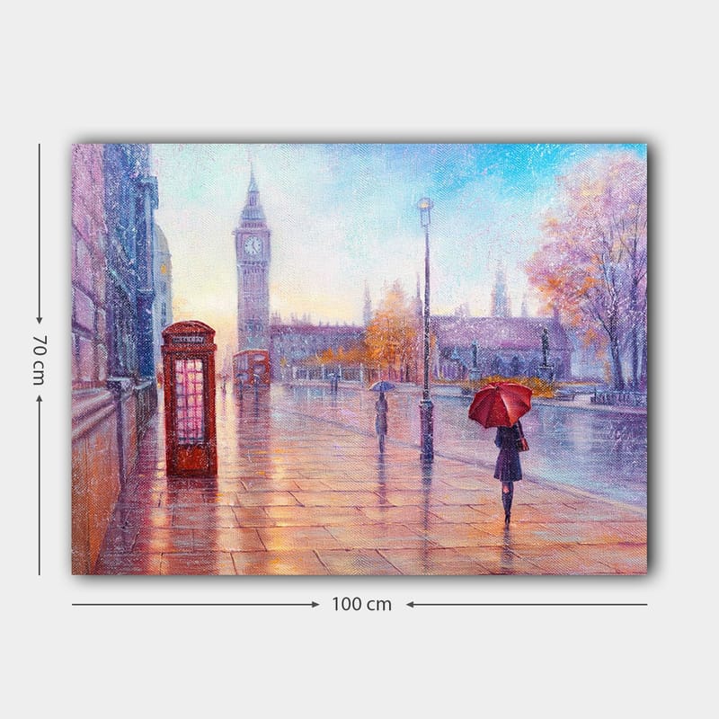 Canvastavla 70x100 cm - Regnig stadsbild med en röd telefonkiosk och en person med röd paraply som promenerar längs en blöt gata - Röd / Blå / Orange - Inredning - Tavlor & konst - Canvastavlor