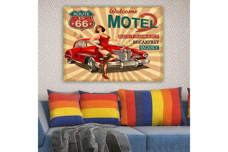 Canvastavla 70x100 cm - Retroinspirerad affisch med en kvinna i röd klänning som poserar vid en klassisk röd bil - Röd / Svart / Beige - Inredning - Tavlor & konst - Canvastavlor