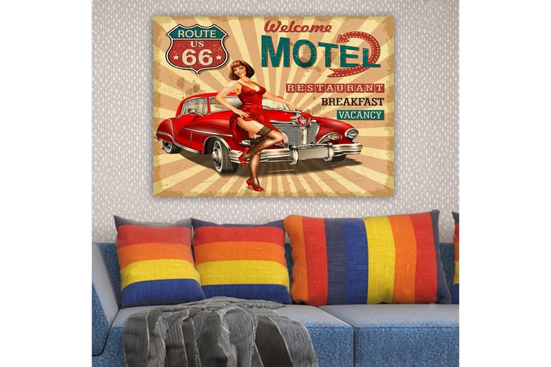 Canvastavla 70x100 cm - Retroinspirerad affisch med en kvinna i röd klänning som poserar vid en klassisk röd bil - Röd / Svart / Beige - Inredning - Tavlor & konst - Canvastavlor