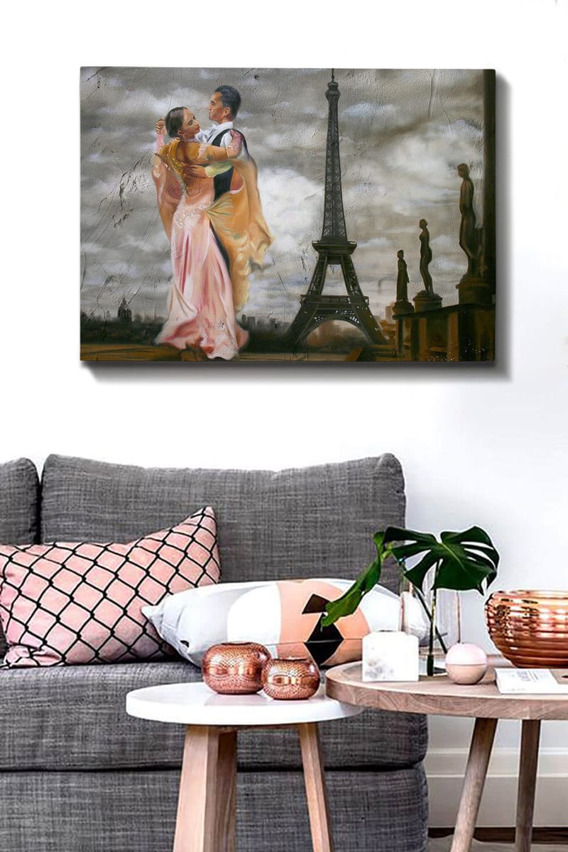 Canvastavla 70x100 cm - Romantisk dans mellan ett par framför Eiffeltornet i Paris - Rosa / Svart / Beige - Inredning - Tavlor & konst - Canvastavlor