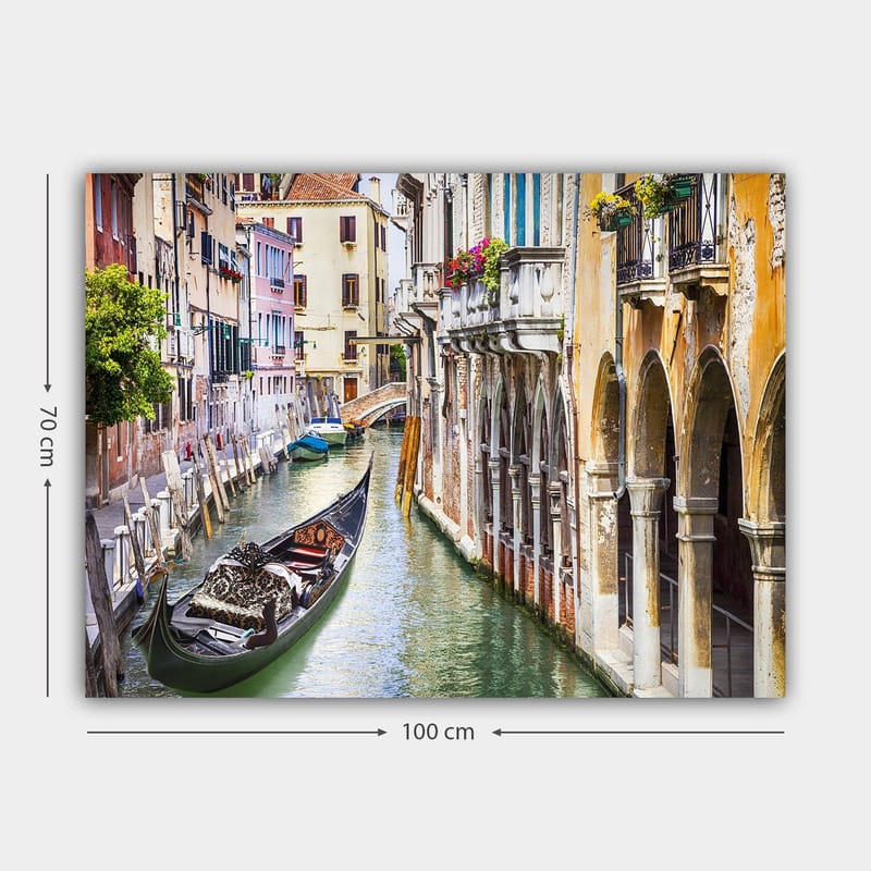 Canvastavla 70x100 cm - Romantisk kanal i Venedig med en gondol som glider fram mellan färgglada byggnader - Grön / Beige / Blå - Inredning - Tavlor & konst - Canvastavlor