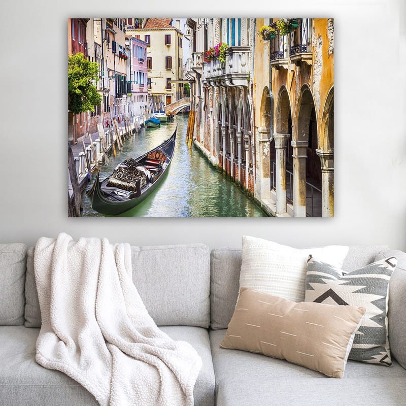 Canvastavla 70x100 cm - Romantisk kanal i Venedig med en gondol som glider fram mellan färgglada byggnader - Grön / Beige / Blå - Inredning - Tavlor & konst - Canvastavlor