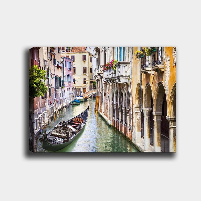 Canvastavla 70x100 cm - Romantisk kanal i Venedig med en gondol som glider fram mellan färgglada byggnader, Grön / Beige / Blå