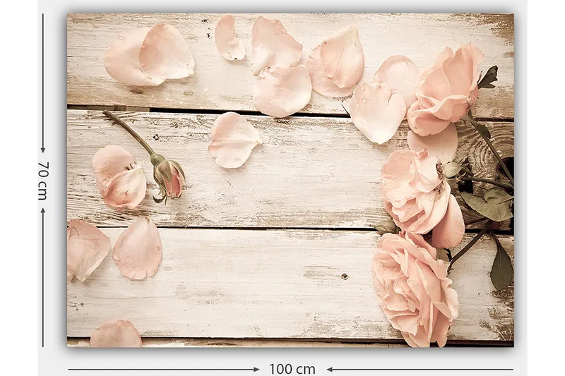 Canvastavla 70x100 cm - Romantisk komposition av rosor och rosenblad på en träyta - Ljusrosa / Grön - Inredning - Tavlor & konst - Canvastavlor