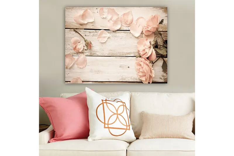 Canvastavla 70x100 cm - Romantisk komposition av rosor och rosenblad på en träyta - Ljusrosa / Grön - Inredning - Tavlor & konst - Canvastavlor