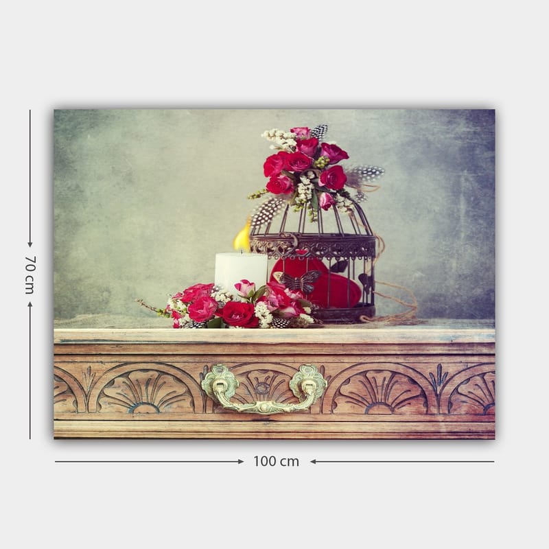Canvastavla 70x100 cm - Romantisk komposition med blommor, ett ljus och en fågelbur - Djupröd / Vit / Grön - Inredning - Tavlor & konst - Canvastavlor