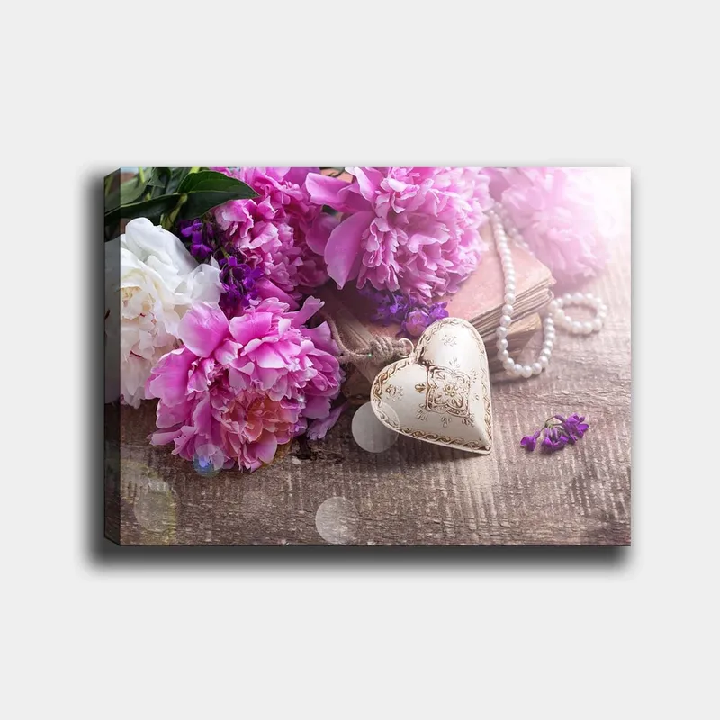 Canvastavla 70x100 cm - Romantisk komposition med rosa pioner och ett dekorativt hjärta i fokus, Rosa / Vit / Lila