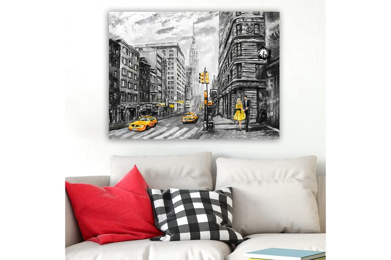 Canvastavla 70x100 cm - Romantisk scen av ett par som promenerar på en livlig gata i New York, omgiven av klassiska byggnader och gula taxibilar - Gult / Svart / Grått - Inredning - Tavlor & konst - Canvastavlor