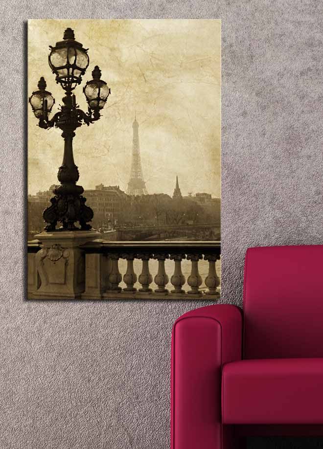 Canvastavla 70x100 cm - Romantisk vy av Eiffeltornet i Paris med en elegant gatulampa i förgrunden - Mörkbrun / Beige - Inredning - Tavlor & konst - Canvastavlor