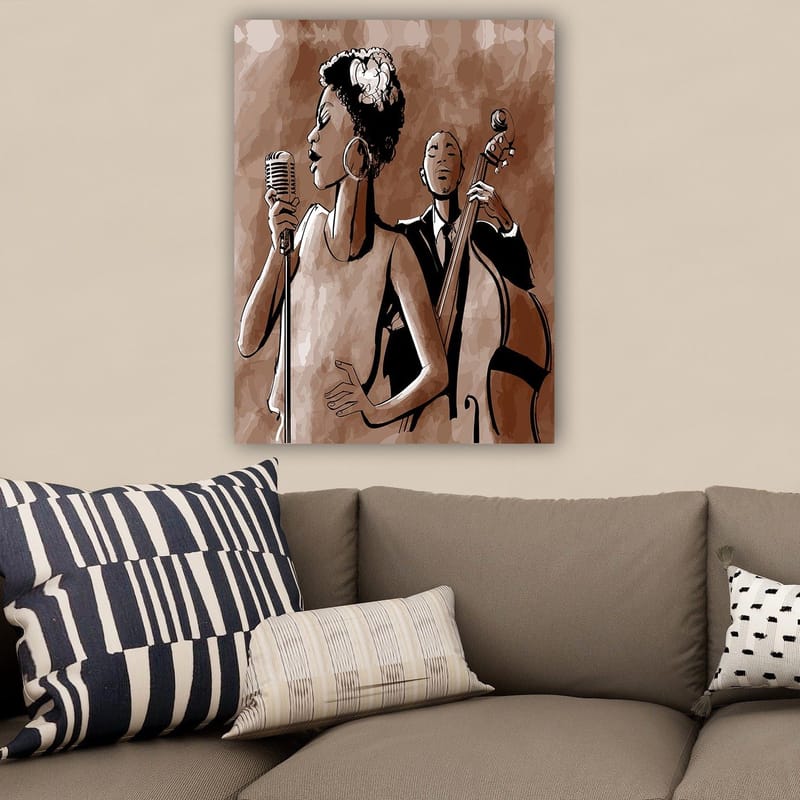 Canvastavla 70x100 cm - Sångerska framför en mikrofon med en basist i bakgrunden - Mörkbrun / Beige / Svart - Inredning - Tavlor & konst - Canvastavlor